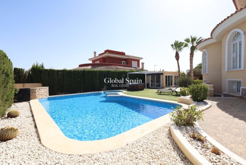 Wederverkoop - VILLA -
CIUDAD QUESADA