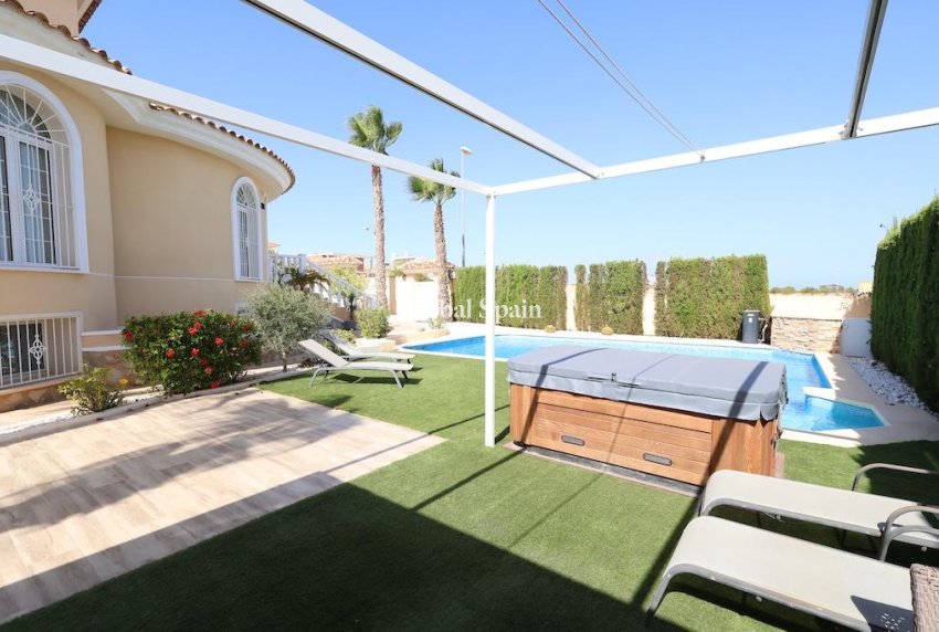 Wederverkoop - VILLA -
CIUDAD QUESADA