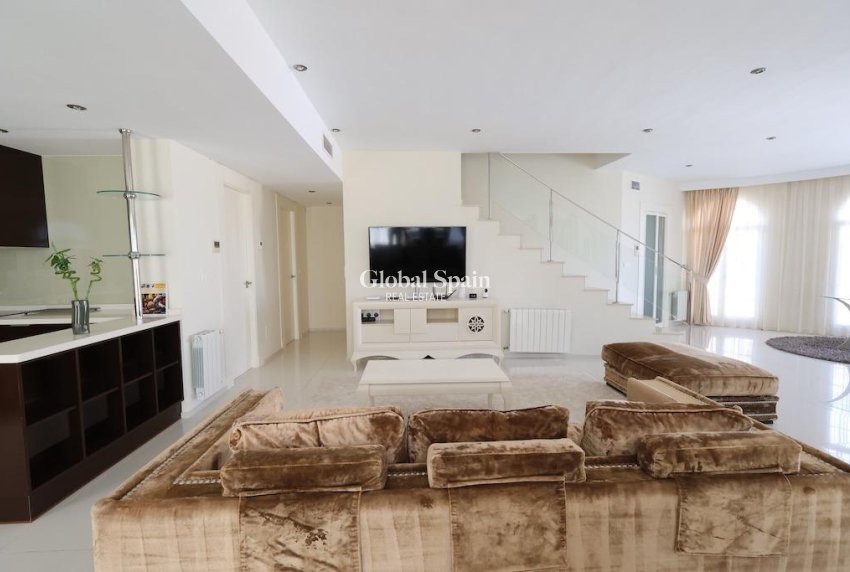 Wederverkoop - VILLA -
CIUDAD QUESADA