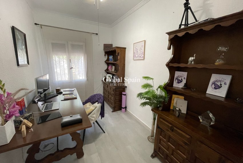 Wederverkoop - VILLA -
CIUDAD QUESADA