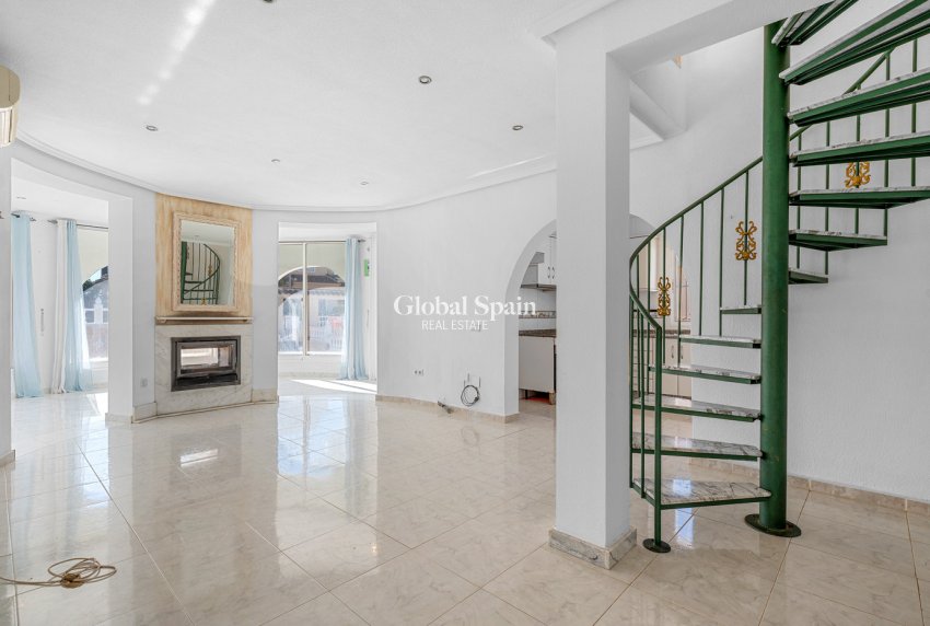 Wederverkoop - VILLA -
CIUDAD QUESADA