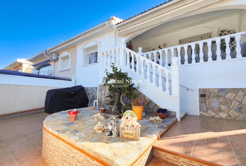 Wederverkoop - VILLA -
CIUDAD QUESADA