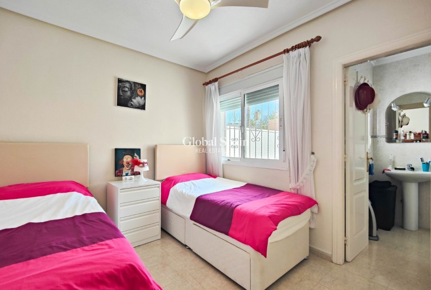 Wederverkoop - VILLA -
CIUDAD QUESADA
