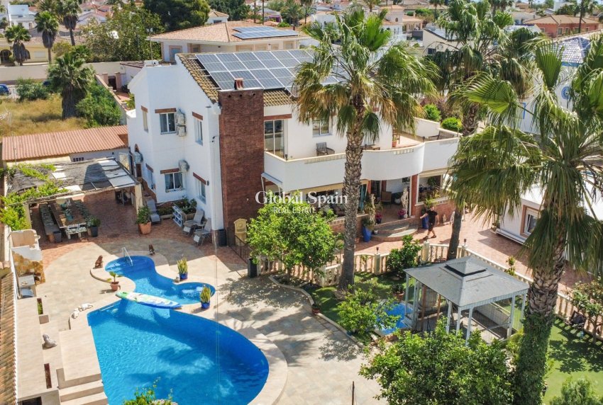 Wederverkoop - VILLA -
CIUDAD QUESADA