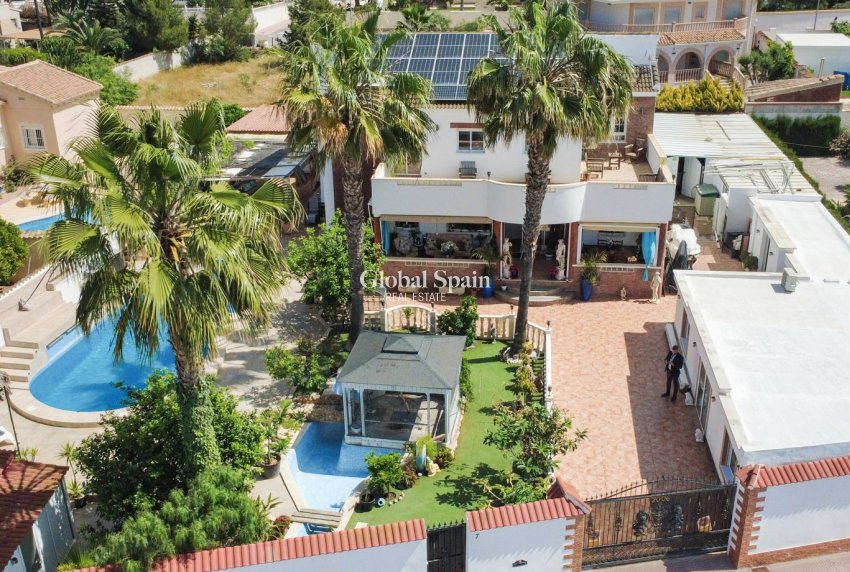 Wederverkoop - VILLA -
CIUDAD QUESADA