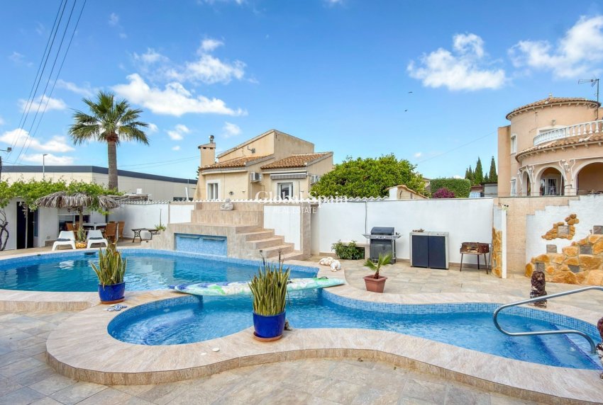 Wederverkoop - VILLA -
CIUDAD QUESADA