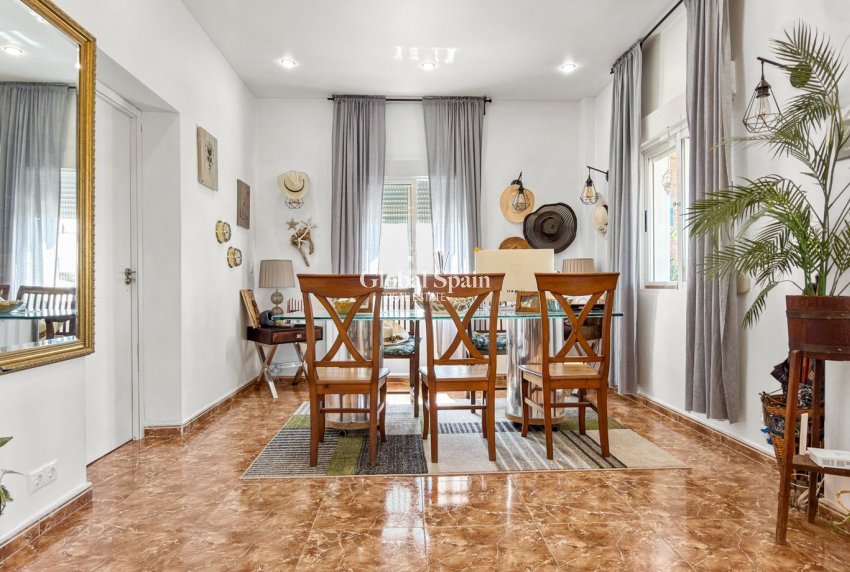 Wederverkoop - VILLA -
CIUDAD QUESADA