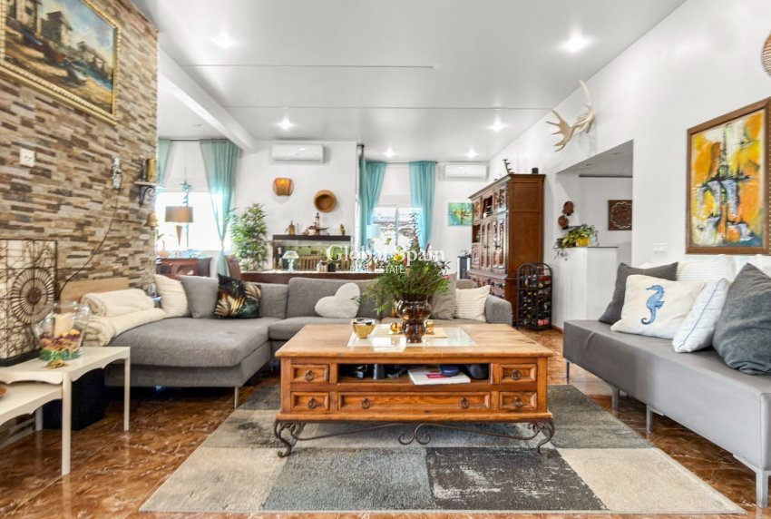 Wederverkoop - VILLA -
CIUDAD QUESADA