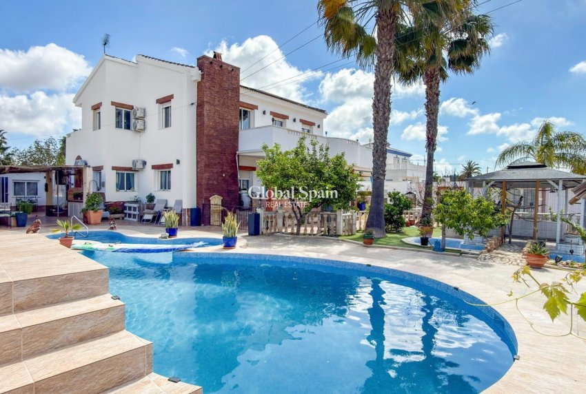 Wederverkoop - VILLA -
CIUDAD QUESADA