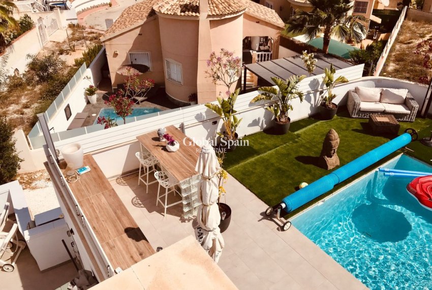 Wederverkoop - VILLA -
CIUDAD QUESADA