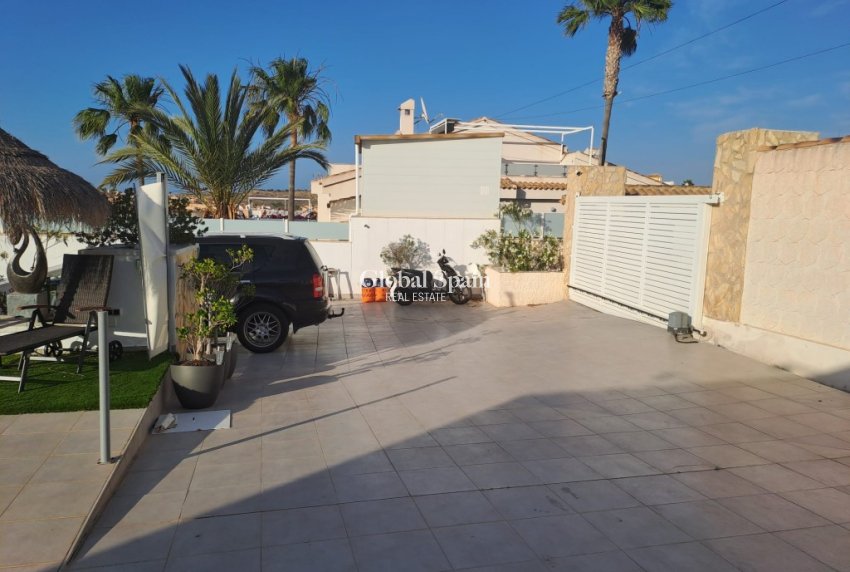 Wederverkoop - VILLA -
CIUDAD QUESADA