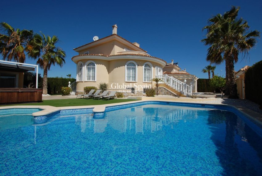 Wederverkoop - VILLA -
CIUDAD QUESADA