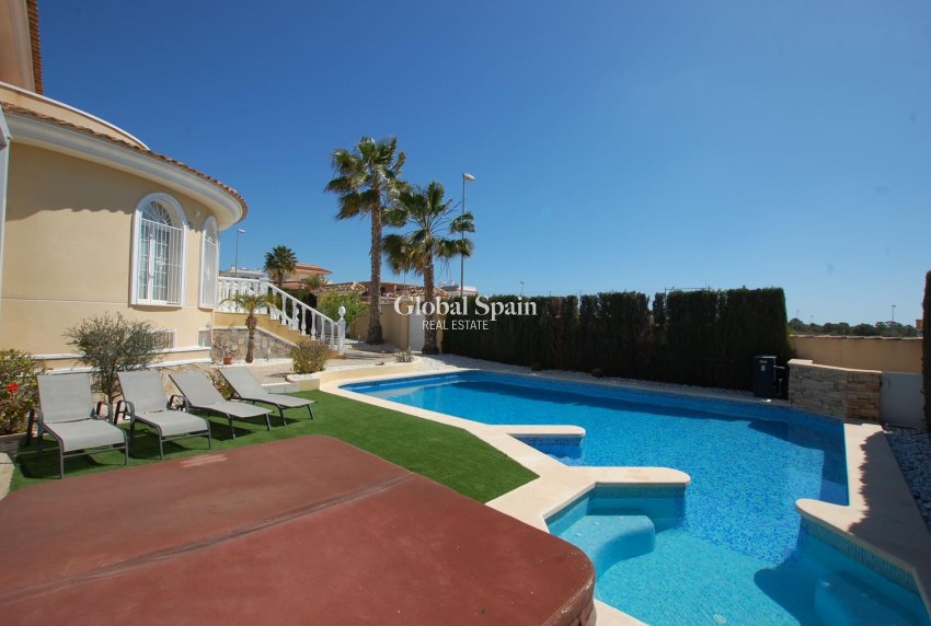Wederverkoop - VILLA -
CIUDAD QUESADA
