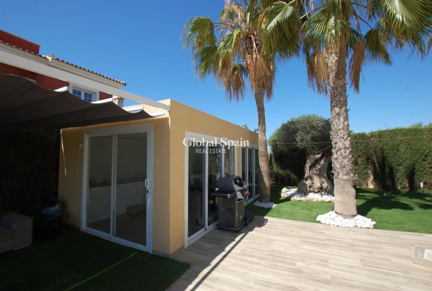 Wederverkoop - VILLA -
CIUDAD QUESADA