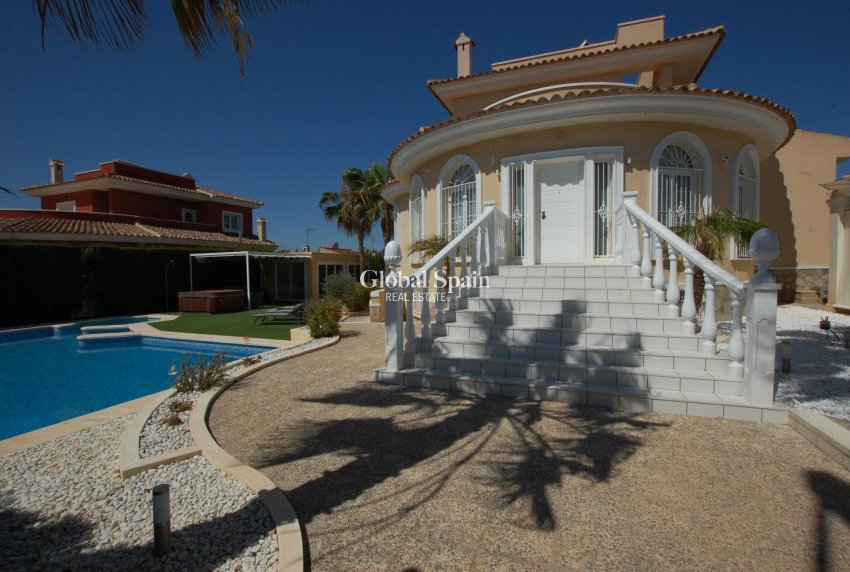Wederverkoop - VILLA -
CIUDAD QUESADA