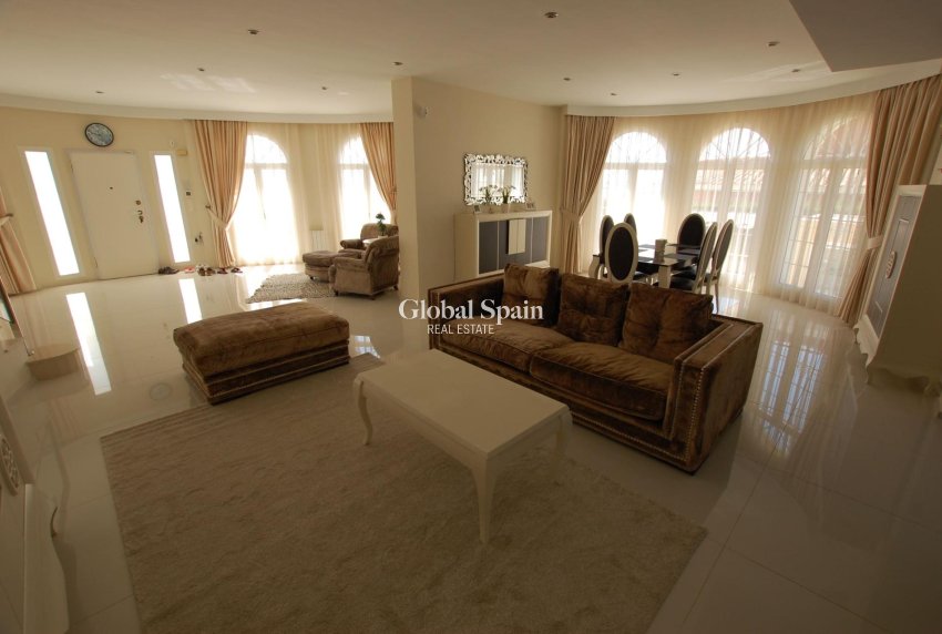 Wederverkoop - VILLA -
CIUDAD QUESADA