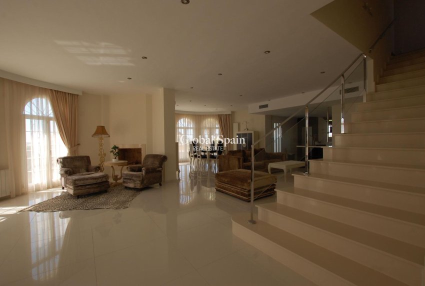 Wederverkoop - VILLA -
CIUDAD QUESADA