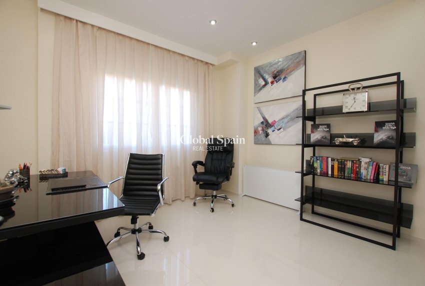 Wederverkoop - VILLA -
CIUDAD QUESADA