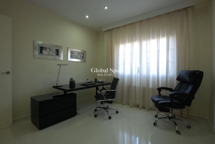 Wederverkoop - VILLA -
CIUDAD QUESADA