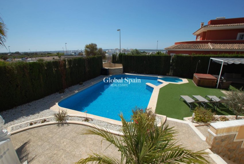 Wederverkoop - VILLA -
CIUDAD QUESADA