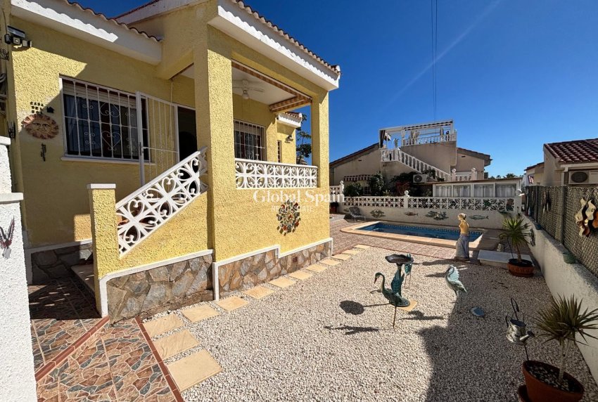 Wederverkoop - VILLA -
CIUDAD QUESADA