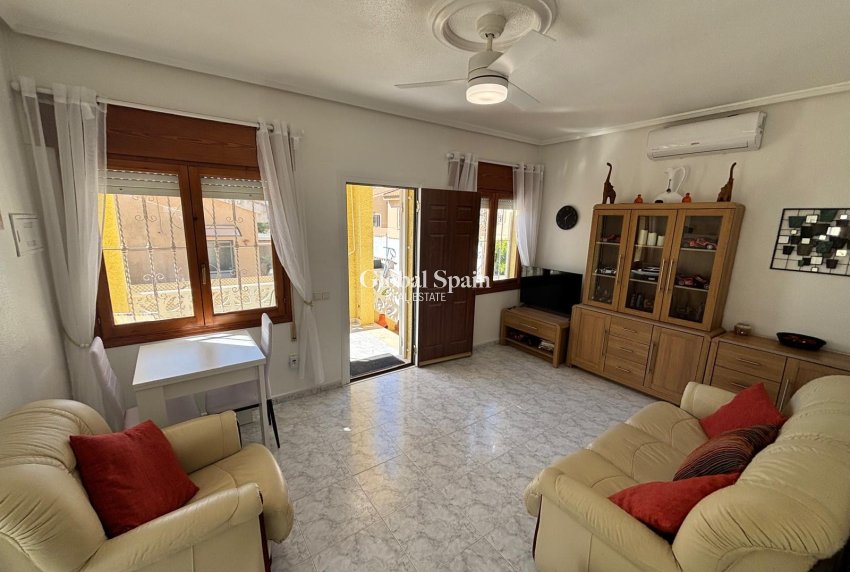 Wederverkoop - VILLA -
CIUDAD QUESADA