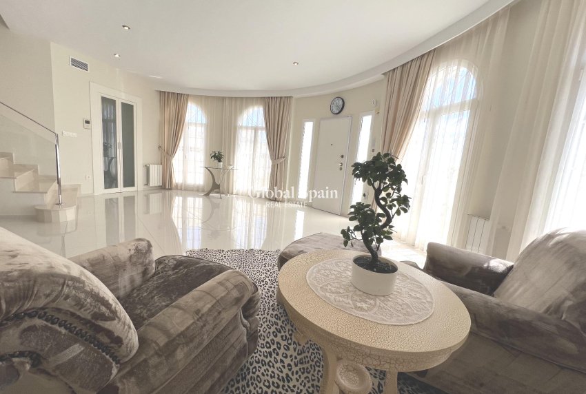 Wederverkoop - VILLA -
CIUDAD QUESADA