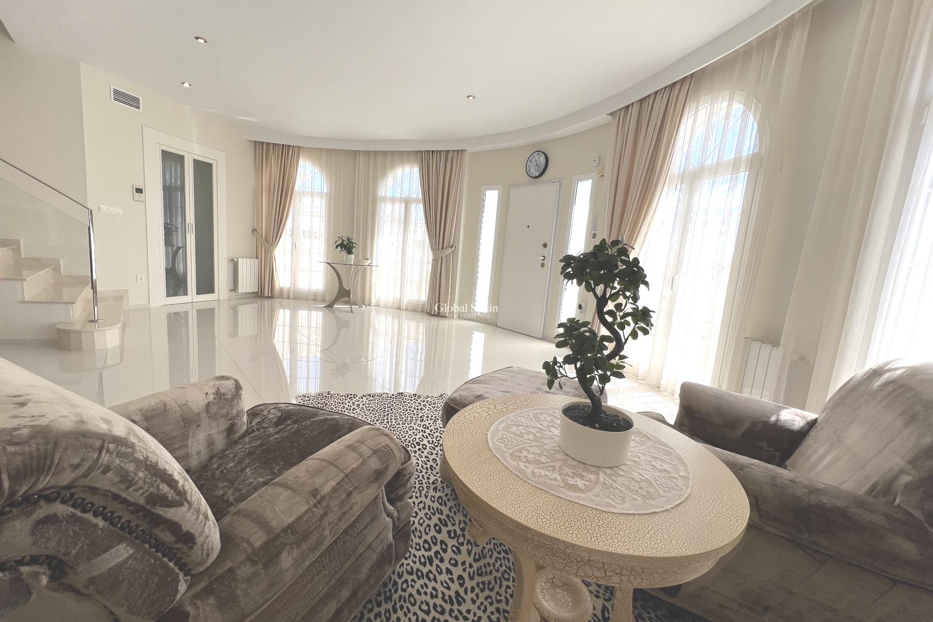 Wederverkoop - VILLA -
CIUDAD QUESADA