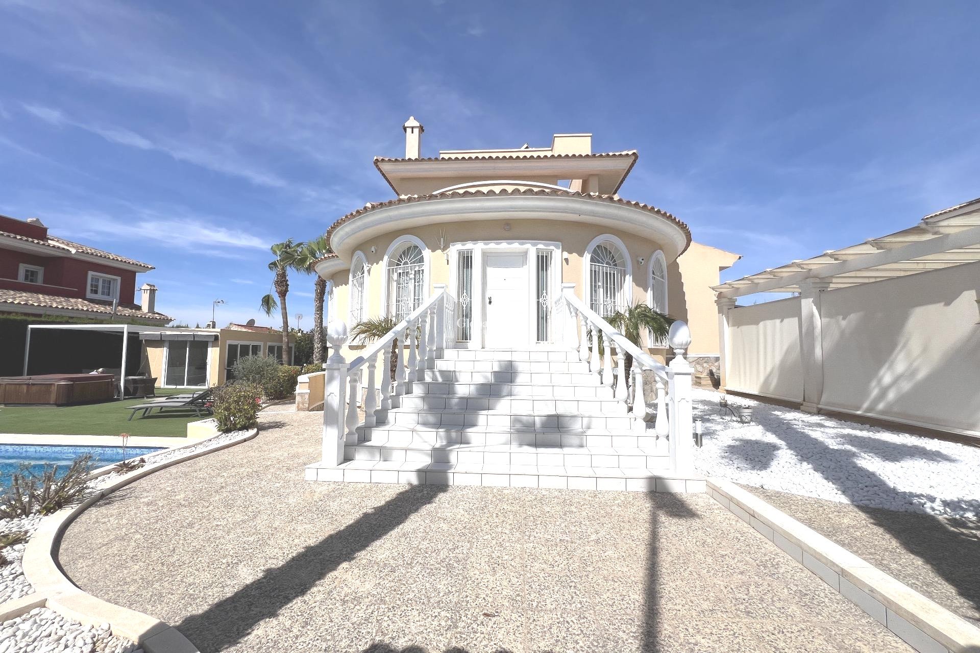Wederverkoop - VILLA -
CIUDAD QUESADA