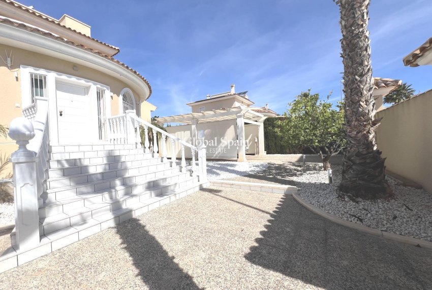 Wederverkoop - VILLA -
CIUDAD QUESADA