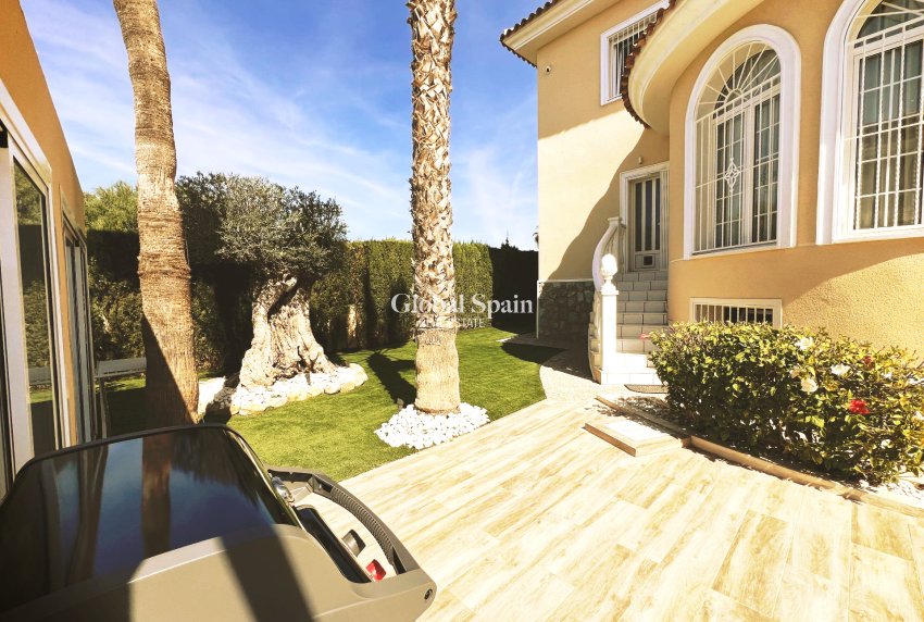 Wederverkoop - VILLA -
CIUDAD QUESADA
