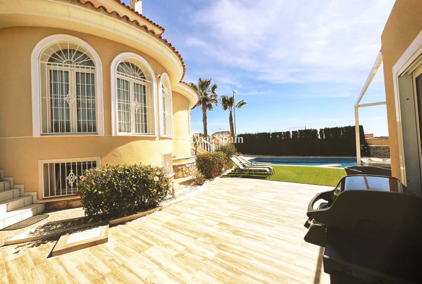 Wederverkoop - VILLA -
CIUDAD QUESADA