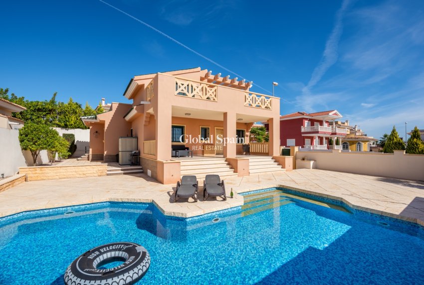 Wederverkoop - VILLA -
CIUDAD QUESADA