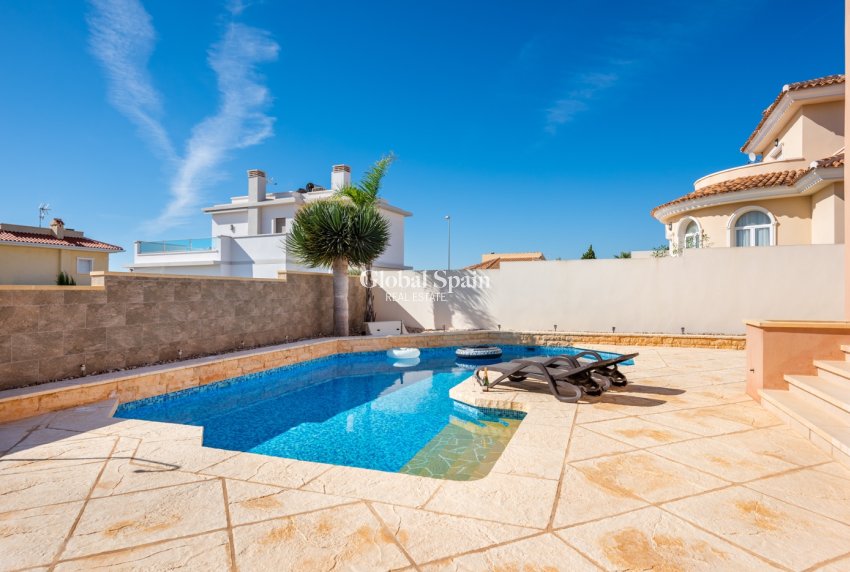 Wederverkoop - VILLA -
CIUDAD QUESADA
