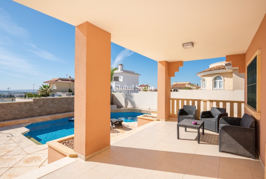 Wederverkoop - VILLA -
CIUDAD QUESADA