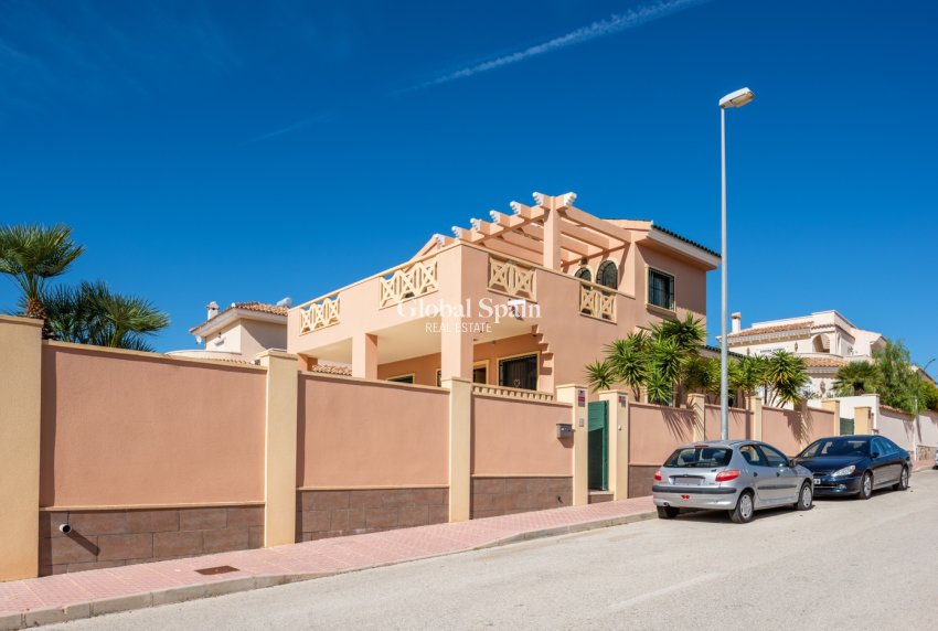 Wederverkoop - VILLA -
CIUDAD QUESADA