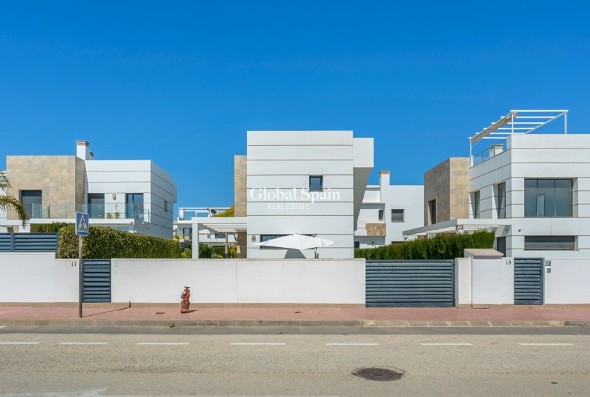Wederverkoop - VILLA -
CIUDAD QUESADA