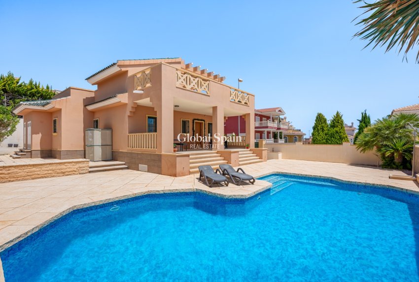 Wederverkoop - VILLA -
CIUDAD QUESADA