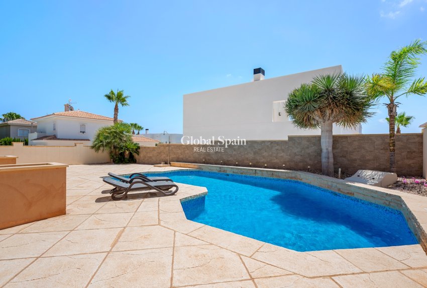 Wederverkoop - VILLA -
CIUDAD QUESADA