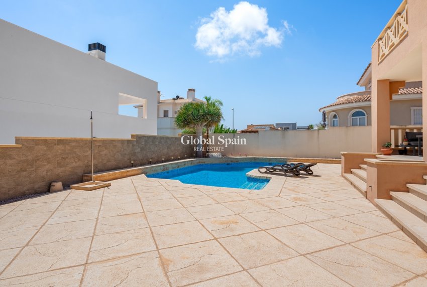 Wederverkoop - VILLA -
CIUDAD QUESADA