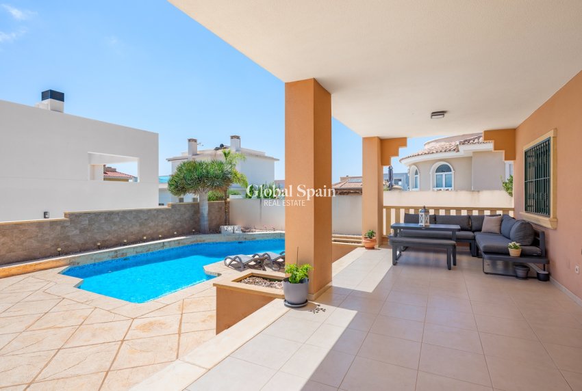 Wederverkoop - VILLA -
CIUDAD QUESADA