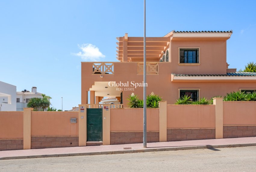 Wederverkoop - VILLA -
CIUDAD QUESADA