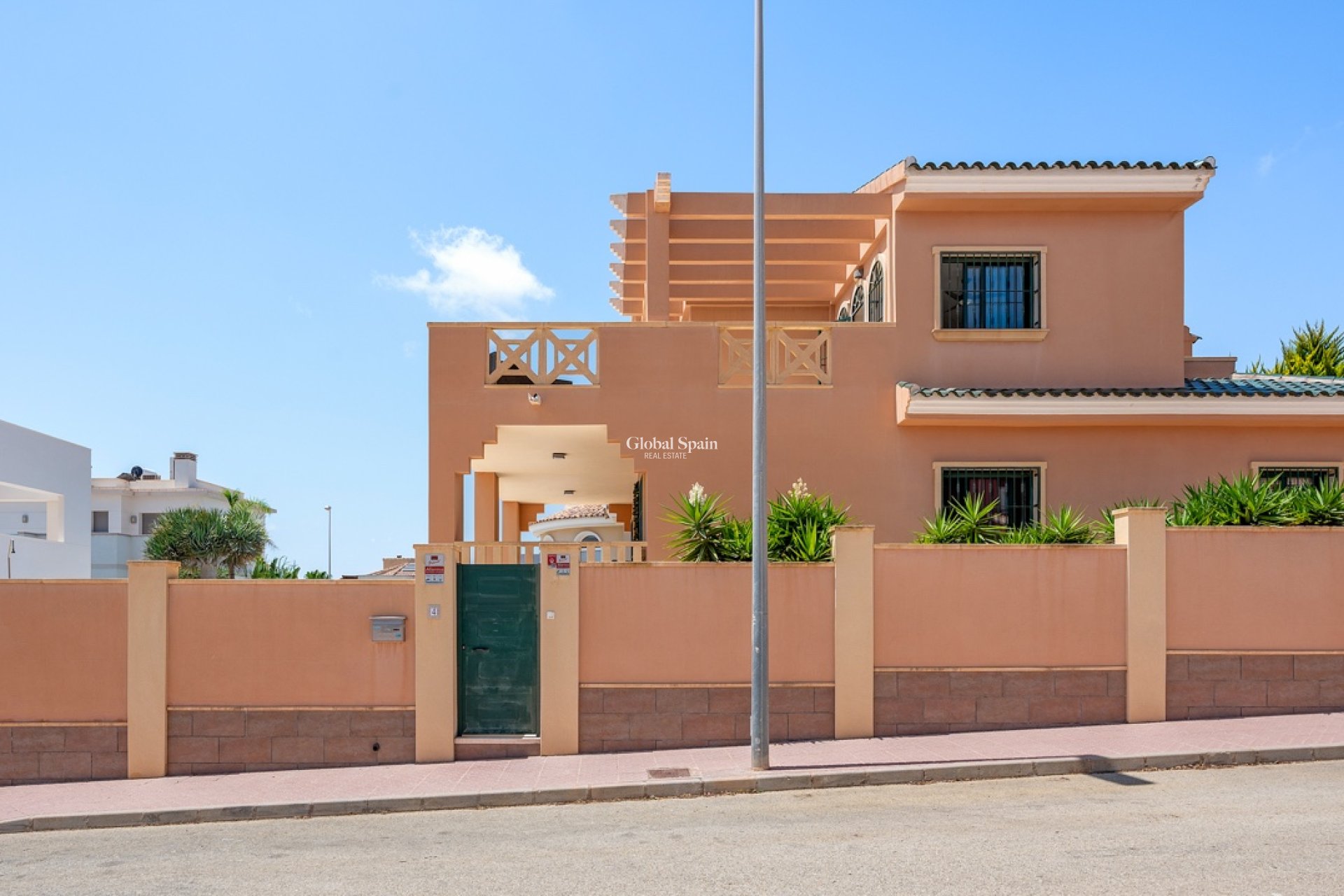 Wederverkoop - VILLA -
CIUDAD QUESADA