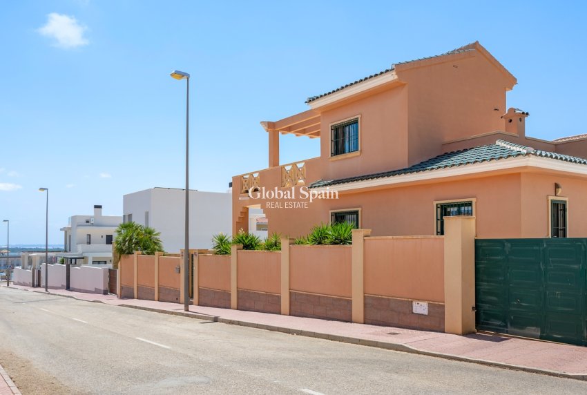 Wederverkoop - VILLA -
CIUDAD QUESADA