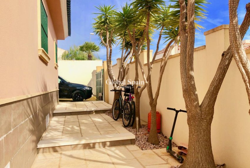 Wederverkoop - VILLA -
CIUDAD QUESADA