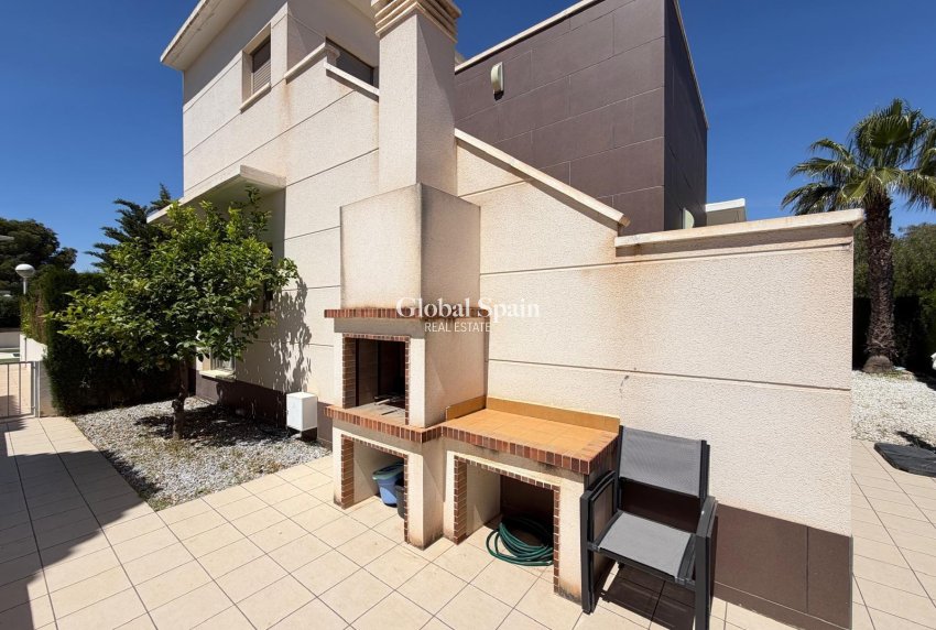 Wederverkoop - VILLA -
CIUDAD QUESADA