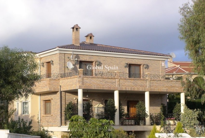 Wederverkoop - VILLA -
CIUDAD QUESADA