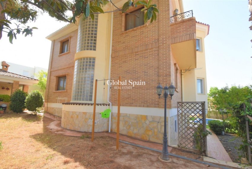 Wederverkoop - VILLA -
CIUDAD QUESADA