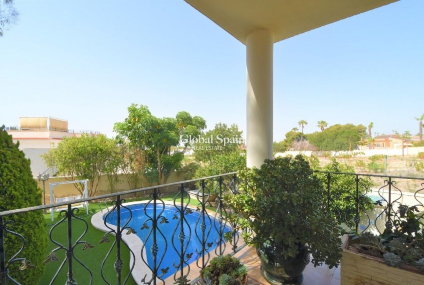 Wederverkoop - VILLA -
CIUDAD QUESADA