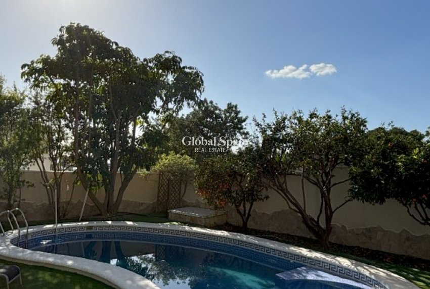 Wederverkoop - VILLA -
CIUDAD QUESADA